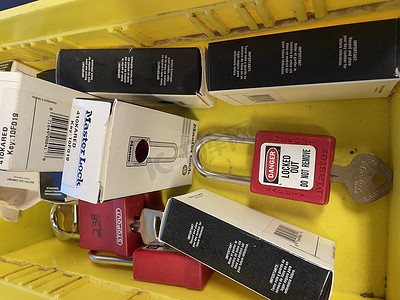 lock摄影照片_Lock out tag out locks 锁在一个黄色的手提袋里