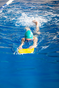 可爱的小女孩游泳运动员在游泳池训练