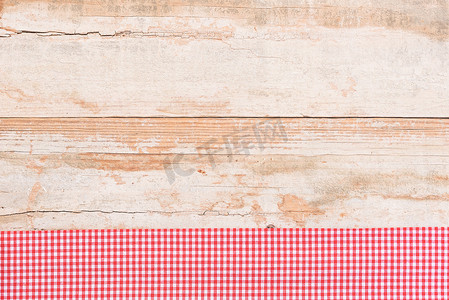 木桌面背景纹理，带有质朴的红色桌布