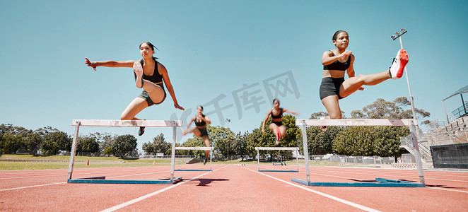 女子，在竞技体育训练、运动或田径运动中跳跃和跨栏。