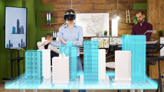 戴着 VR 耳机的女建筑师正在观看建造城市的全息投影