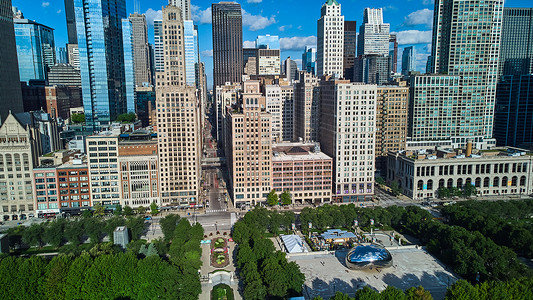 千禧公园的芝加哥鸟瞰图，俯瞰街道和 Cloud Gat The Bean