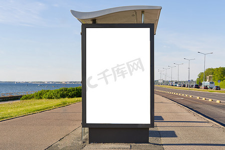 海边的玻璃巴士站，白色的广告位。