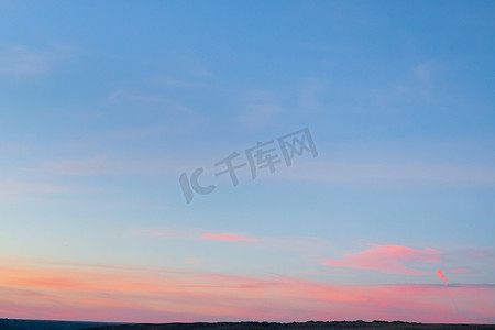 最小的艺术色彩缤纷的日出天空背景，地平线上有橙色和粉色