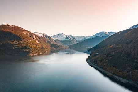 挪威峡湾、森林和山脉的日出景观