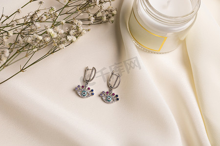 优雅的珠宝套装，镶有宝石的银耳环。