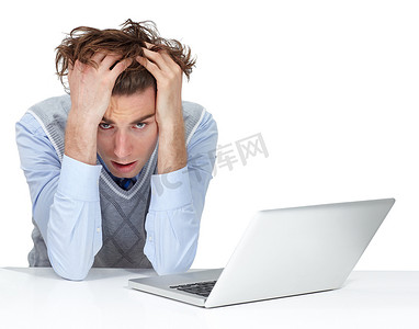 笔记本电脑上的压力、头痛和商人、白色背景和 404 技术故障。