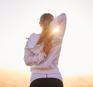 日落时的健身、伸展运动和女性运动，用于训练、健康和在大自然中跑步、后视和身体准备。