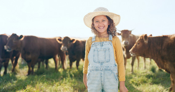在乡村自然旅行期间，快乐的孩子、农业和有趣的学习如何照顾动物、奶牛和牛。