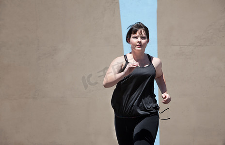 女人跑步摄影照片_女人跑步以保持体形
