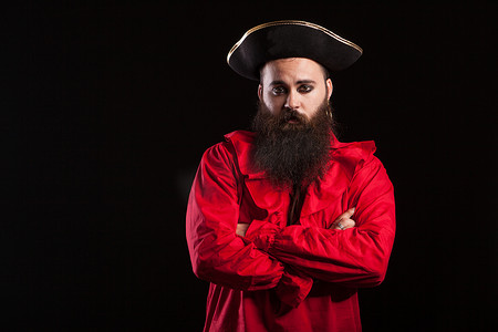 万圣节活动摄影照片_英俊的大胡子男人打扮得像个海盗参加万圣节活动