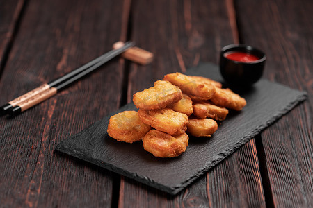用筷子在石板上炸鸡块 — 亚洲食品