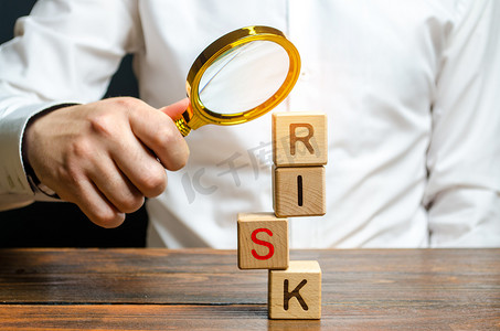 一个男人用 Risk 这个词探索立方体塔。