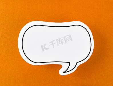 带有复制空间通信的语音气泡在橙色背景下谈论口语概念。