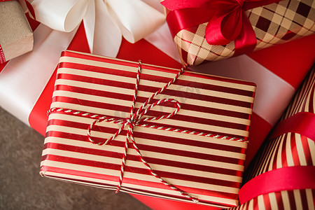 圣诞礼物、节礼日和传统节日礼物、经典圣诞礼盒、包装好的新年、生日、情人节和假期的豪华礼物