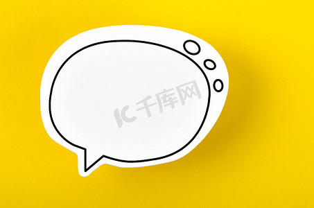 带有复制空间通信的语音气泡在黄色背景上谈论口语概念。