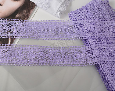 紫色温柔的凸花带，美丽的蕾丝面料。