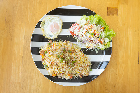 泰式酸猪肉炒饭、沙拉和煎蛋在顶视图