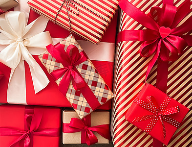传统经典摄影照片_生日礼物、节礼日和传统节日礼物、经典圣诞礼盒、包装好的新年、生日、情人节和假期的豪华礼物