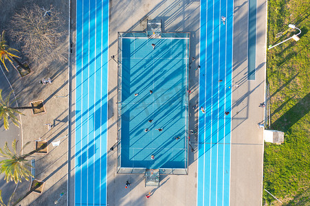 蓝色人造足球场和篮球场鸟瞰图。