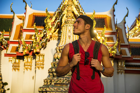 曼谷大皇宫英俊的男游客
