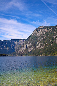 Bohinj 湖岸与斯洛文尼亚的山景。