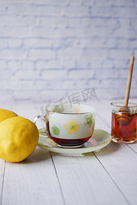 桌上的蜂蜜柠檬绿茶