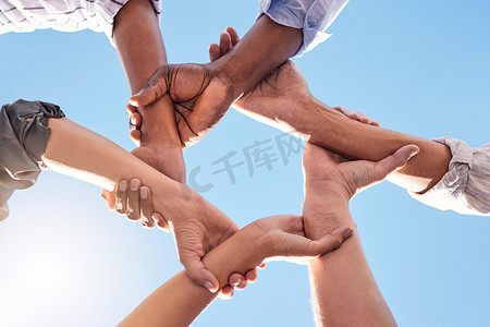 手牵手、社群、联结团队，共创蓝天合作全球共同体。