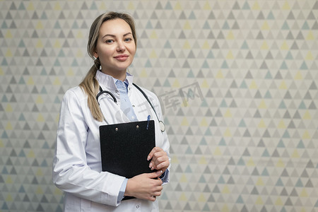 有魅力的家庭女医生咨询患者的照片，他们微笑着，带着白色的实验室外套和听诊器