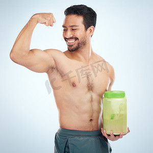 灰色工作室背景下的健身、男性和蛋白粉，用于增肌、节食和减肥。
