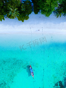 泰国南部的丽贝岛，在丽贝岛拥有蓝绿色的海洋和白色的沙滩