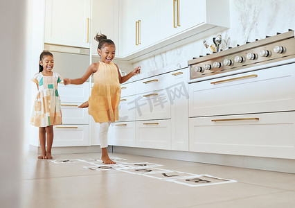 跳房子、乐趣和孩子们在他们现代家庭的厨房里一起玩游戏。
