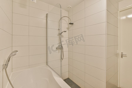 淋浴洗澡摄影照片_带淋浴和浴缸的白色浴室