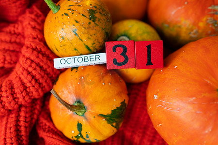 显示 10 月 31 日万圣节准备南瓜雕刻的木制立方体日历。