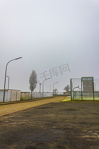 天气阴沉摄影照片_与霜和雾的阴沉寒冷的冬天风景不来梅港德国。