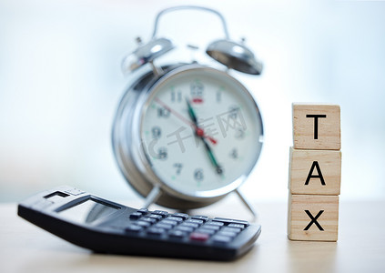税务财务会计、时钟和计算器，用于政府法律合规、文件收入申报或自我评估。