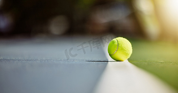 网球场、运动场和地板上的绿球，用于运动、锻炼和训练，用于模拟运动员背景的健康和保健。