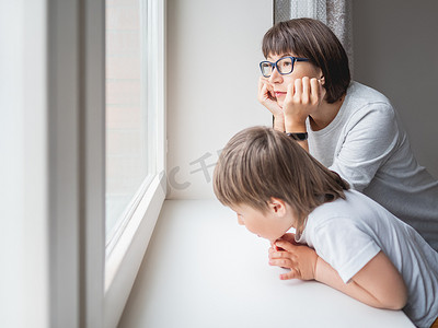 伤心的女人看着窗外。