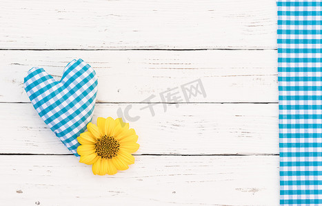 男婴生日贺卡背景与蓝色的心和开花