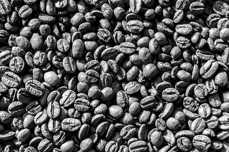 黑色烘焙咖啡豆的顶视图。