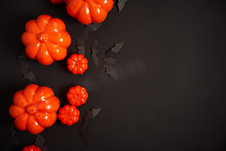 万圣节背景，橙色装饰塑料南瓜黑纸蝙蝠黑纸板感恩节贺卡