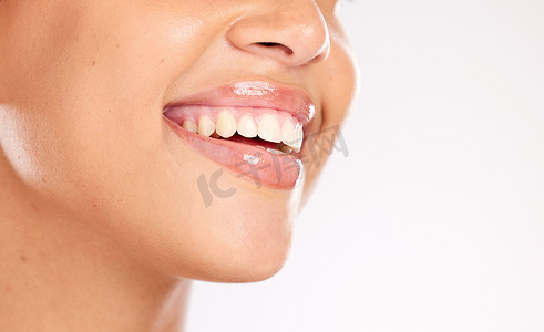 牙齿贴片摄影照片_牙齿、牙齿和口腔护理与女人和微笑、健康的牙龈和清新的口气与牙齿美白、嘴唇在工作室背景下。