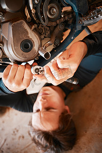 机械零件摄影照片_电机维修中的手、机械和发动机齿轮，使用螺栓、安全或机械零件的工具。