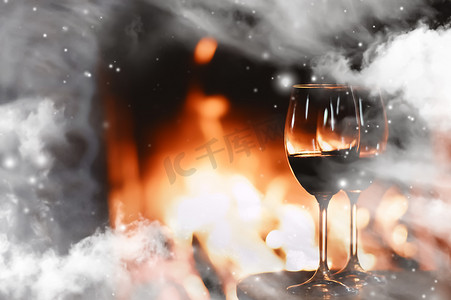 冬季气氛和圣诞假期，壁炉前的酒杯在窗玻璃上覆盖着雪花效果，假期背景