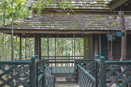 传统泰国房子木大阳台阳台在庭院里
