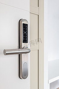 门、木门摄影照片_带电子锁的入口白色木门，用于公寓的安全。