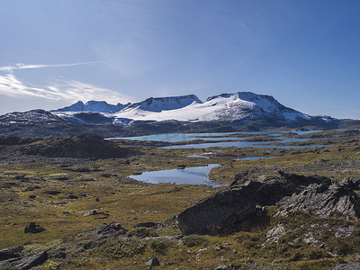 从 Sognefjellshytta 欣赏蓝色冰川湖 Fantesteinsvatnet，沿着挪威西部 Skjolden 附近的 55 号国家风景路线 Sognefjellet。