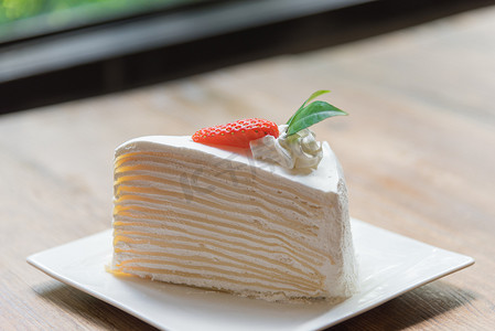 白草莓摄影照片_白盘草莓绉纱蛋糕，木制特写