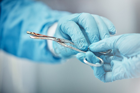 团队合作、手术或在医院用剪刀手进行手术或帮助手术。