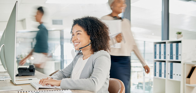 黑人妇女、呼叫中心和带有 CRM 的计算机，并联系我们，与客户服务或电话营销联系。